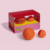 O produto apresentado é um kit de esponjas da marca Quem Disse, Berenice?. A embalagem é uma caixa vermelha com detalhes em amarelo e rosa, contendo duas esponjas em formato oval de cor laranja.