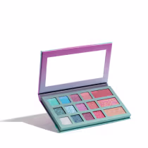 Paleta de maquiagem Quem Disse, Berenice? Dos Sonhos em embalagem retangular azul claro com espelho. Interior com 11 sombras em cores como azul, rosa, coral e dourado perolado, 1 primer, 2 tons de blush e 1 iluminador.