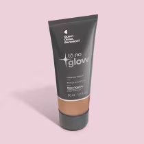 O produto apresentado é uma base líquida da marca Tô no Glow, com embalagem em tubo plástico preto e branco. O rótulo exibe o nome da marca e a descrição "Radiância natural, leveza e conforto". O produto é classificado como "Base líquida".