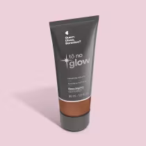 O produto apresentado é uma base líquida da marca Tô no Glow, com embalagem em tubo plástico preto e branco. O rótulo exibe o nome da marca e a descrição "Radiância natural, leveza e conforto". O produto é classificado como "Base líquida".