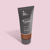 O produto apresentado é uma base líquida da marca Tô no Glow, com embalagem em tubo plástico preto e branco. O rótulo exibe o nome da marca e a descrição "Radiância natural, leveza e conforto". O produto é classificado como "Base líquida".