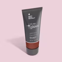 O produto apresentado é uma base líquida da marca Tô no Glow, com embalagem em tubo plástico preto e branco. O rótulo exibe o nome da marca e a descrição "Radiância natural, leveza e conforto". O produto é classificado como "Base líquida".