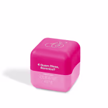 Hidratante labial Quem Disse, Berenice? Cuide-se Bem Cereja Livre o Boticário em formato de cubo. Embalagem na cor rosa vibrante.