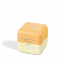 Hidratante labial Quem Disse, Berenice? Cuide-se Bem Leite e Mel o Boticário em formato de cubo. Embalagem em tons de amarelo claro e vibrante.