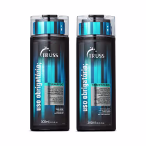 Dois frascos de plástico transparente contendo shampoo e condicionador da marca TRUSS Uso Obrigatório. Os frascos têm 300ml e são predominantemente pretos com detalhes em tons de azul.