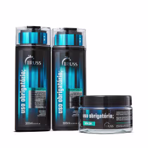A imagem mostra três produtos da linha Uso Obrigatório da marca TRUSS. São dois frascos de 300ml, um contendo shampoo e outro condicionador. Há também um pote transparente menor contendo uma máscara capilar. As cores predominantes são preto e azul.