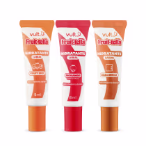 A imagem mostra um kit com 3 hidratantes labiais da marca Vult, com embalagem tubular, tipo bisnaga, com rótulo com o nome do produto e demais informações.