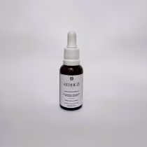 A imagem apresenta um fundo branco, mostrando no centro um frasco transparente, contendo um líquido de cor marrom escura, e tem uma tampa branca com conta-gotas. O rótulo do frasco exibe o nome do produto "Genezzí Nano Resveratrol"