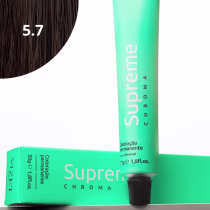 A imagem mostra a embalagem em tubo plástico verde claro com o nome da marca e produto impresso. Caixa retangular verde com detalhes do produto, incluindo a cor e o volume de 50g. No canto superior há uma pequena mecha com o tom da coloração.