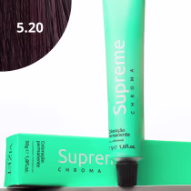 A imagem mostra a embalagem em tubo plástico verde claro com o nome da marca e produto impresso. Caixa retangular verde com detalhes do produto, incluindo a cor e o volume de 50g. No canto superior há uma pequena mecha com o tom da coloração.