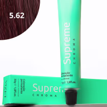 A imagem mostra a embalagem em tubo plástico verde claro com o nome da marca e produto impresso. Caixa retangular verde com detalhes do produto, incluindo a cor e o volume de 50g. No canto superior há uma pequena mecha com o tom da coloração.