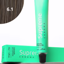 A imagem mostra a embalagem em tubo plástico verde claro com o nome da marca e produto impresso. Caixa retangular verde com detalhes do produto, incluindo a cor e o volume de 50g. No canto superior há uma pequena mecha com o tom da coloração.