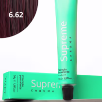 A imagem mostra a embalagem em tubo plástico verde claro com o nome da marca e produto impresso. Caixa retangular verde com detalhes do produto, incluindo a cor e o volume de 50g. No canto superior há uma pequena mecha com o tom da coloração.