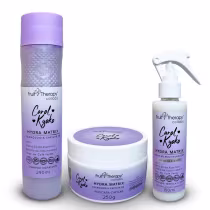 A imagem mostra a linha de produtos Fruit Therapy Collabs Carol Kyoko Hydra Matrix. Contém shampoo, máscara de spray de tratamento dispostos lado a lado em um fundo branco.