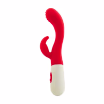 Vibrador vermelho com design ergonômico e textura aveludada, com controle de velocidade e botões discretos, embalado em caixa branca.