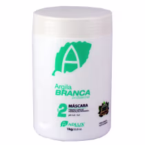 Máscara capilar da marca Adlux Cosméticos. A embalagem é um recipiente branco cilíndrico com um rótulo verde contendo o logotipo da marca e informações sobre o produto, como "Terapia Capilar" e "Hidratação Intensiva". O recipiente possui 1kg.