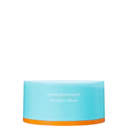 A imagem mostra o Creme Modelador Moroccanoil Molding Cream 100ML, em embalagem redonda de plástico azul claro com detalhes em laranja. Está impresso na parte frontal da embalagem em letras brancas: Creme Modelador Molding Cream.