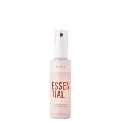 Produto de reparação capilar em spray da marca Braé. Rótulo branco com o nome "Essential" em letras marrons grandes e "Hair Repair Spray" abaixo em letras menores. Tamanho de 60ml. Tampa branca com orifício para borrifar. Design minimalista e clean.
