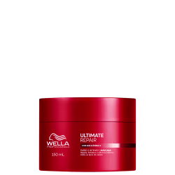 Frasco vermelho da linha Ultimate Repair da Wella Professionals, com 150 ml de capacidade. O rótulo destaca os ingredientes AHA e Omega-9 e menciona que o produto é uma máscara intensiva para reparar, fortalecer e adicionar brilho aos fios de cabelo.