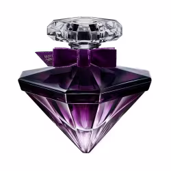 Perfume em frasco de vidro triangular com degradê de roxo escuro a lilás claro. O frasco tem uma tampa de cristal facetada. Uma fita roxa de veludo com o texto "La Nuit Trésor" envolve o gargalo.