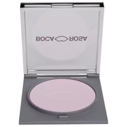 A imagem mostra o pó translucido da marca Boca Rosa, na cor Jujuba.