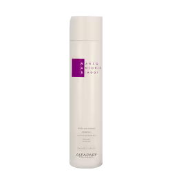 A imagem mostra o Shampoo da linha Brazilian Curls da marca MAB Marco Antônio de Biaggi by Alfaparf Milano. O frasco é branco com detalhes em roxo e traz o nome da linha, a indicação de que é para cachos hidratados e o volume de 300ml.