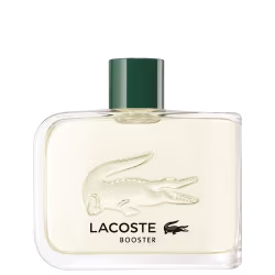 A imagem mostra um frasco de perfume retangular e transparente, com líquido incolor, da marca Lacoste. Na frente do frasco, está impresso o logotipo da Lacoste, um crocodilo, e o nome do perfume, Booster, abaixo da marca.
