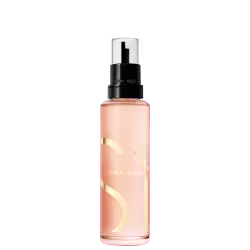 Perfume Si Giorgio Armani. O frasco é transparente e contém um líquido de cor pêssego claro. Possui um acionador preto na parte superior para borrifar o produto. O nome da marca "Giorgio Armani" está impresso na parte frontal do frasco de forma elegante.