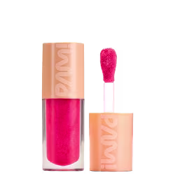 A imagem mostra o gloss labial da marca Pam! By Pamella. Seu tubo é transparente e permite ver sua cor rosa vibrante. Ao lado tem seu aplicador na mesma tonalidade rosa intensa. Ambos ostentam o logotipo PAM estampado na tampa laranja.