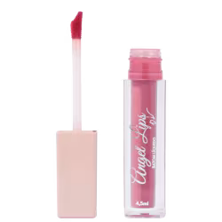 Batom líquido em embalagem plástica transparente com tampa rosada. Frasco pequeno de 4,5ml com líquido rosa claro no interior. Rótulo com o nome "Angel Lips" em letras cursivas.