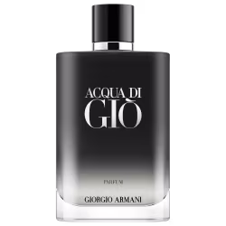 A imagem mostra o frasco do perfume Acqua di Giò Parfum. O vidro do frasco é preto em degradê, escurecendo do topo e clareando na base. O nome “Acqua di Giò” em letras prateadas.