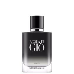 A imagem mostra o frasco do perfume Acqua di Giò Parfum. O vidro do frasco é preto em degradê, escurecendo do topo e clareando na base. O nome “Acqua di Giò” em letras prateadas.