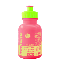 Condicionador reparador ativo inovador e patenteado da marca Lola. Embalagem plástica rosa e verde neon de 270ml. Frasco cilíndrico com tampa rosqueada verde. Rótulo com texto em português "Ei, se liga eu não sou uma garrafa de água" e o logotipo da Lola.