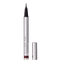 A imagem mostra a caneta delineadora  Eyeliner Pen da marca Océane. O produto  está aberto com a tampa ao lado. É uma caneta de corpo cilíndrico e alongado, com a parte superior pontiaguda e marrom. O corpo é prateado e possui o nome "Eyeliner Pen" preto.