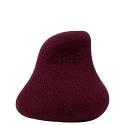 Esponja de maquiagem facial em formato de gota, com textura porosa e cor vinho escura. O produto possui uma aparência aveludada e macia. Não há rótulos ou texto visível.
