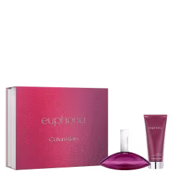Frasco de perfume rosa escuro em formato de gota alongada horizontal. Caixa retangular texturizada na cor rosa vibrante com o nome "euphoria" em letras brancas. Frasco menor de loção corporal na mesma tonalidade.