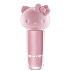 Maquiagem em formato cilíndrico com a cabeça da personagem Hello Kitty como tampa. A parte superior é rosa com detalhes em relevo que representam os olhos, orelhas e laço da Hello Kitty. É possível ver a cor do produto pelo corpo transparente.