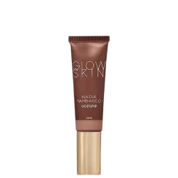Tubo de maquiagem Glow Skin da marca Océane, com 30ml de volume, em embalagem marrom e dourada, com o nome da marca e da linha "Nadia Tambasco" impressos.