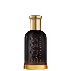 Perfume em frasco de vidro com formato cilíndrico e tampa dourada. Ele tem uma gradação de cor que vai do preto na parte superior ao âmbar na parte inferior. O rótulo exibe o logotipo "BOSS" em relevo e a inscrição "BOTTLED ABSOLU" abaixo, em dourado.