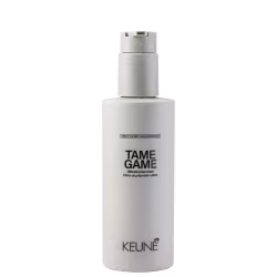 A imagem mostra o Creme Modelador Keune Tame Game. O produto vem em uma embalagem cilíndrica branca opaca com aplicador pump.