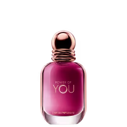 Perfume Power of You Armani Eau de Parfum exibe o texto "POWER OF YOU" em letras douradas sobre conteúdo rosa vibrante. O design é elegante e minimalista, com uma aparência sofisticada.