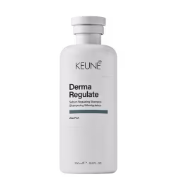 Frasco branco de shampoo Keune Derma Regulate, com rótulo preto e cinza indicando o nome do produto e seu uso para regular a oleosidade do couro cabeludo. Embalagem cilíndrica com tampa branca.