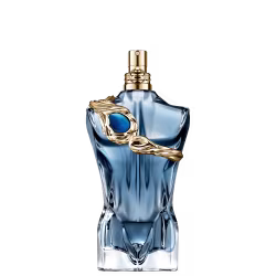 Frasco de perfume Jean Paul Gaultier com design escultural em azul e dourado, com tampa dourada. Traz formato de torso masculino esculpido, adornado com um lenço dourado e uma pedra azul, contendo uma fragrância azul-clara.