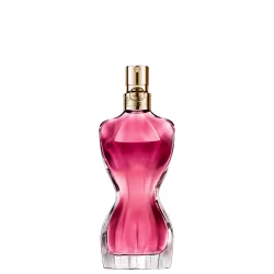 Frasco de perfume Jean Paul Gaultier com formato curvilíneo e tampa dourada. O frasco exibe uma silhueta feminina, destacada por um detalhe floral dourado e um toque granada, preenchido com um radiante líquido rosa-alaranjado.