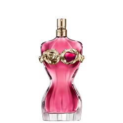 Frasco de perfume Jean Paul Gaultier com formato curvilíneo e tampa dourada. O frasco exibe uma silhueta feminina, destacada por um detalhe floral dourado e um toque granada, preenchido com um radiante líquido rosa-alaranjado.