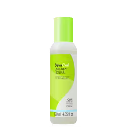 A imagem mostra  o Shampoo Deva Curl Low-Poo Original 120ml.  O frasco é de plástico, com a parte superior verde e a parte inferior branca. As informações no rótulo indicam que o produto é 100% livre de sulfatos, parabenos e silicone.