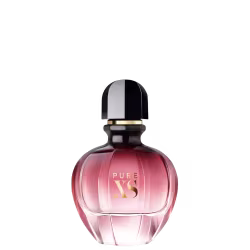 Perfume em frasco de vidro arredondado com tampa preta e detalhes dourados. O frasco é rosa translúcido, com o nome "PURE XS" impresso em letras douradas na parte frontal. A embalagem tem um formato elegante e sofisticado.