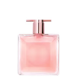 Frasco de perfume Idôle Lancôme com design elegante e minimalista em tons de rosa e dourado. Embalagem retangular com tampa e bomba dispensadora. Produto com aparência luxuosa e sofisticada.