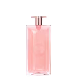 Frasco de perfume Idôle Lancôme de cor rosa claro, com tampa e corpo em formato retangular. Rótulo com nome da marca e informações do produto visíveis.