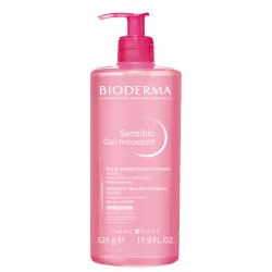 Frasco de gel de limpeza facial Sensibio da Bioderma, com 525g, embalagem rosa com bomba doseadora e rótulo com nome da marca e produto.